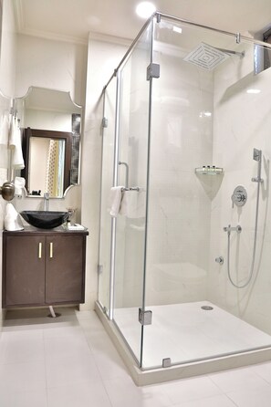 Superior Double Room, Balcony | Bathroom | Shower, hair dryer, slippers, towels - Marigold Inn homestay (Jaipur)