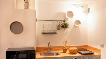 Kühlschrank, Ofen, Wasserkocher mit Kaffee-/Teezubehör, Wasserkocher