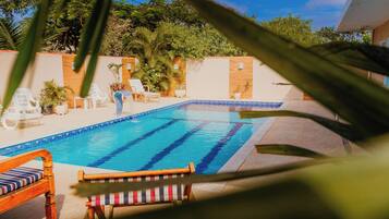Una piscina al aire libre