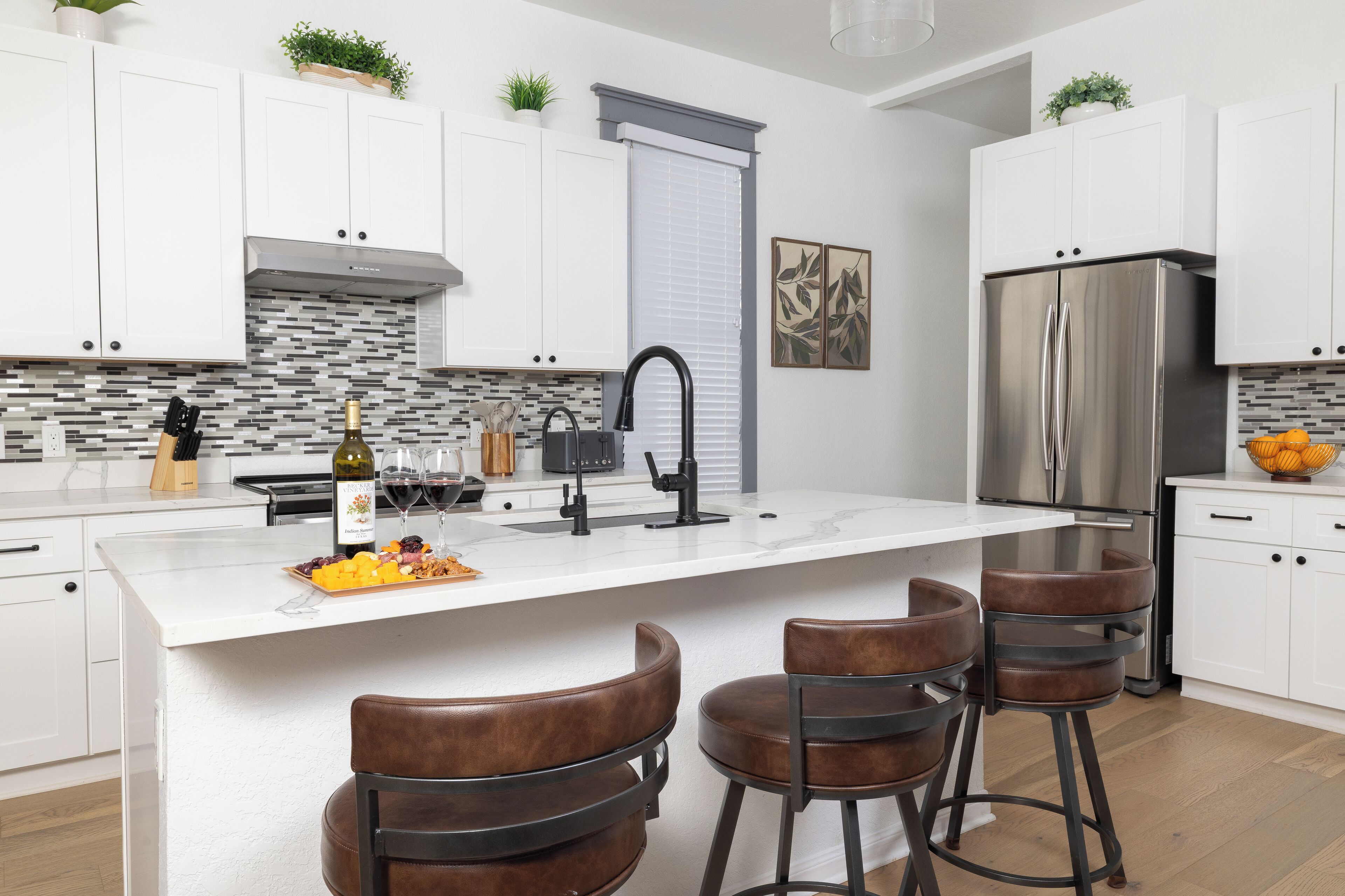 Kylskåp, mikrovågsugn, ugn och spishäll