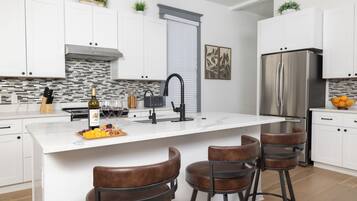 KylskÄp, mikrovÄgsugn, ugn och spishÀll