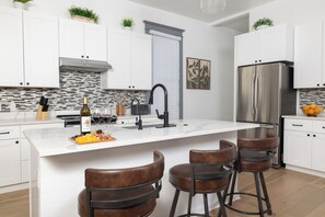 Kylskåp, mikrovågsugn, ugn och spishäll