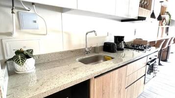 Geladeira, fogão, cooktop, cafeteira/chaleira
