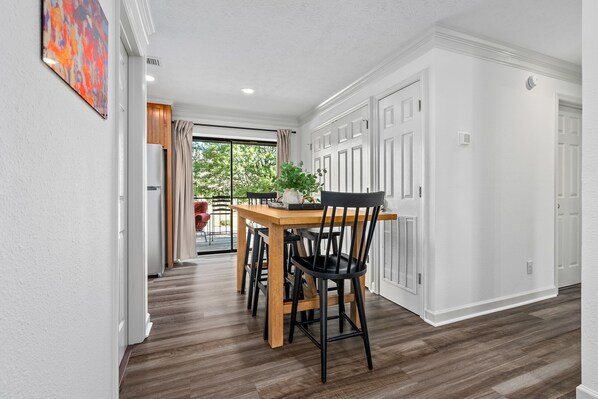 Dining - Stylish & Centrally-Located 2 bed/2 bath Condo in Auburn, AL (Auburn)
