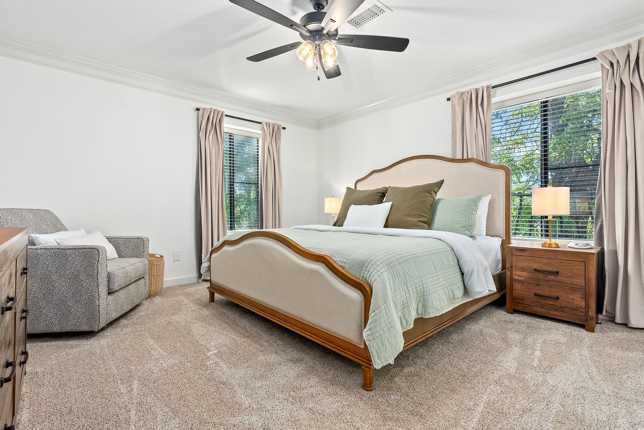 2 chambres, fer et planche à repasser, Wi-Fi, draps fournis