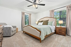 2 bedrooms, iron/ironing board, WiFi, bed sheets - Stylish & Centrally-Located 2 bed/2 bath Condo in Auburn, AL (Auburn)