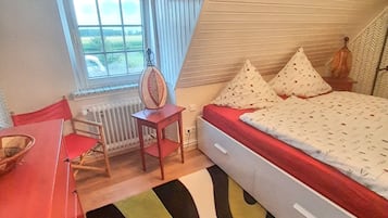 3 bedrooms, desk, iron/ironing board, free WiFi