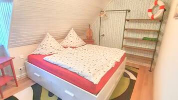 3 bedrooms, desk, iron/ironing board, free WiFi