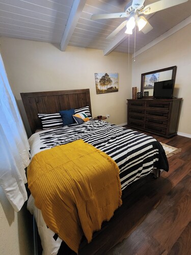 Charming Purple door 3-bedroom house with AC and WiFi in fabulous Wichita Falls