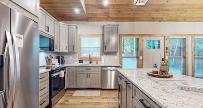 Brand new family friendly cabin with luxury deck in Coosawattee River Resort