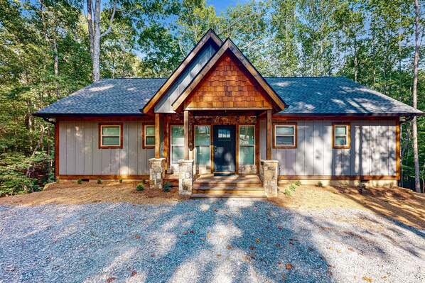 Exterior - Brand new family friendly cabin with luxury deck in Coosawattee River Resort (Ellijay)