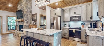 Brand new family friendly cabin with luxury deck in Coosawattee River Resort