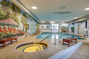 Una piscina cubierta