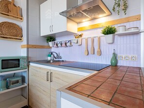 Frigorifero, microonde, macchina per tè/caffè, tostapane