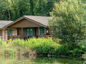 Exterior - Pochard Lodge | Lakeside | Fishing | Parking - Pass the Keys (South Cerney)