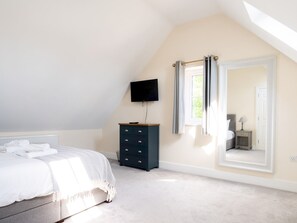 2 bedrooms, iron/ironing board, free WiFi, bed sheets - Crooked Cottage in picturesque Upper Oddington - Pass the Keys (Upper Oddington)