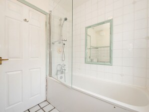 Shower, towels - Quaint Victorian Cottage great transport to London - Pass the Keys (Teddington)