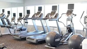 Ett gym med flera löpband och träningsmaskiner.
