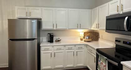 Newly Renovated Condo at The Bluffs West! Walk to campus, pool, and gym access.