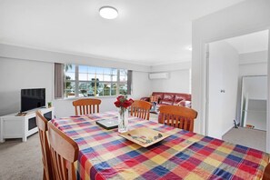 Dining - Sunlit Glow Home with Parking and Air-con (Auckland Central Suburbs)