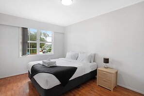 4 bedrooms, iron/ironing board, free WiFi, bed sheets - Sunlit Glow Home with Parking and Air-con (Auckland Central Suburbs)
