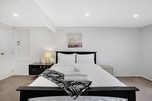 1 slaapkamer, een strijkplank/strijkijzer, gratis wifi, beddengoed