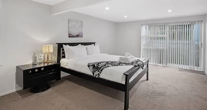 Sunny Beam Guest Suite with Parking & Kitchenette