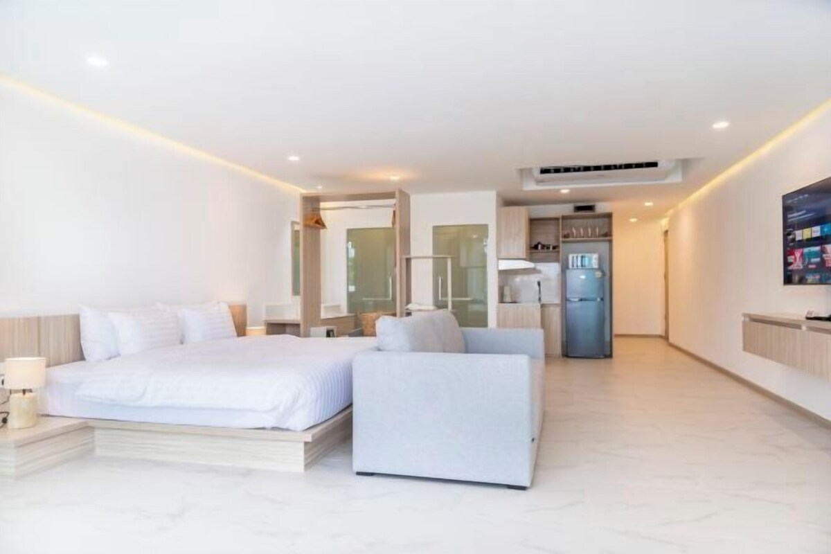 In-room safe, soundproofing, WiFi (free)
