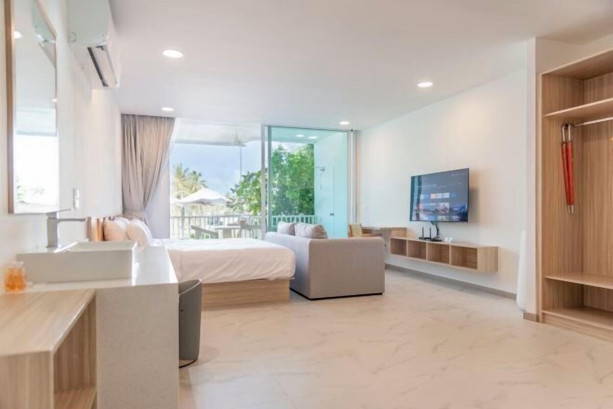 In-room safe, soundproofing, WiFi (free)