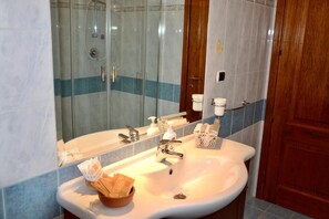 Kostenlose Toilettenartikel, Haartrockner, Bidet, Handtücher