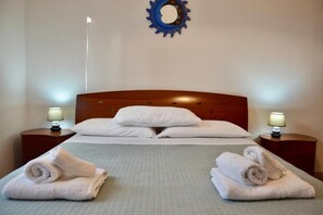 3 Schlafzimmer, Schreibtisch, Bügeleisen/Bügelbrett, Reisekinderbett
