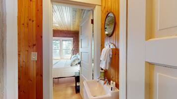 4 bedrooms, internet, bed sheets