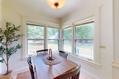 Lakefront home with large patio, docks, gas grill, fire pit, & WIFI