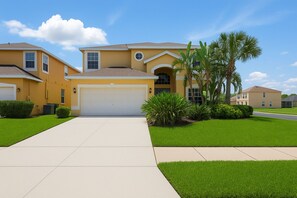 Exterior - Spacious 6-bedroom house with AC and WiFi. 12 mins to Disney's Animal Kingdom (Kissimmee)