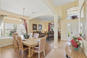 Dining - Spacious 6-bedroom house with AC and WiFi. 12 mins to Disney's Animal Kingdom (Kissimmee)