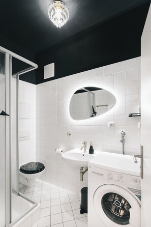 Een douche, een haardroger, handdoeken, zeep