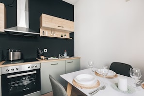 Fridge, microwave, oven, stovetop - Homely Apartments Neu! Wlan Küche Altstadt-sbahn-dd, Elbufer Radweg (Meißen)