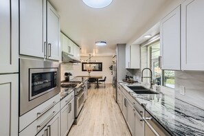 Private kitchen - Cozy Golden Estate (Golden)