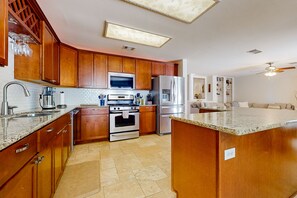 冷蔵庫、電子レンジ、オーブン、コンロ