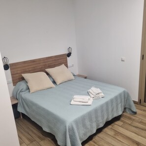 4 habitaciones, tabla de planchar con plancha y cuna de viaje 