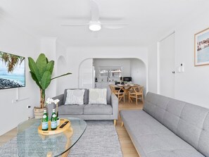 TV, books - Beachfront Escape Broadbeach - 2BD, Pool, Sleeps 7 (Gold Coast)
