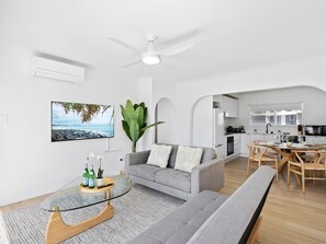 Smart TV - Beachfront Escape Broadbeach - 2BD, Pool, Sleeps 7 (Gold Coast)