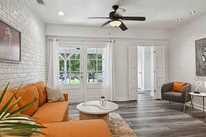 Smart-TV, Kamin, Bücher