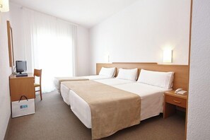 In-room safe, desk, laptop workspace, soundproofing - Hotel Montsià (Amposta)