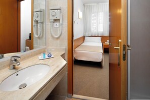 Hair dryer, towels, soap, shampoo - Hotel Montsià (Amposta)