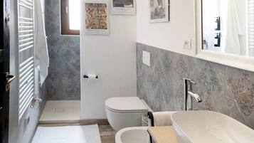 Douche, sĂšche-cheveux, bidet