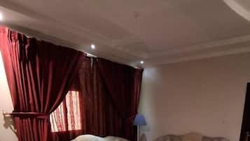 Estudi Comfort | Escriptori, espai de treball apte per a portàtils i cortines opaques