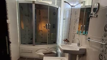 Comfort Studio | Bathroom | Combined shower/bathtub, hair dryer, slippers, towels