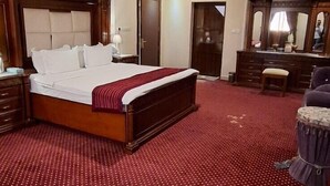 Desk, laptop workspace, blackout drapes, soundproofing - Adeal Serviced Apartments (Ha'il)