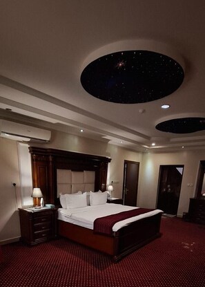 Desk, laptop workspace, blackout curtains, soundproofing - Adeal Serviced Apartments (Ha'il)